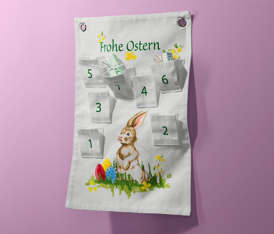 Osterkalender mit Hase und Eiern hängt an lila Wand.