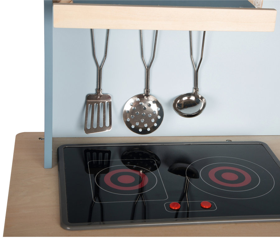 Detailansicht einer small foot Kinderküche kompakt »tasty« mit schwarzem Kochfeld und Küchenutensilien aus Metall.