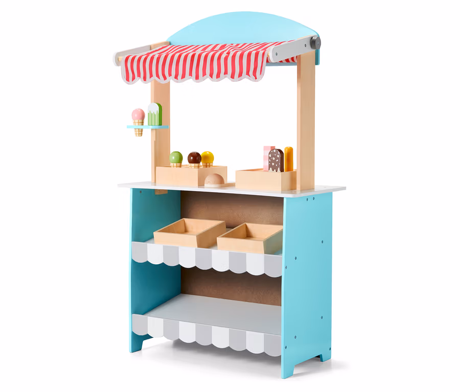 Ein 2-in-1-Eiscremeladen-und-Puppentheater aus Holz mit rot-weiß gestreifter Markise und hölzernem Spielzeugeis.