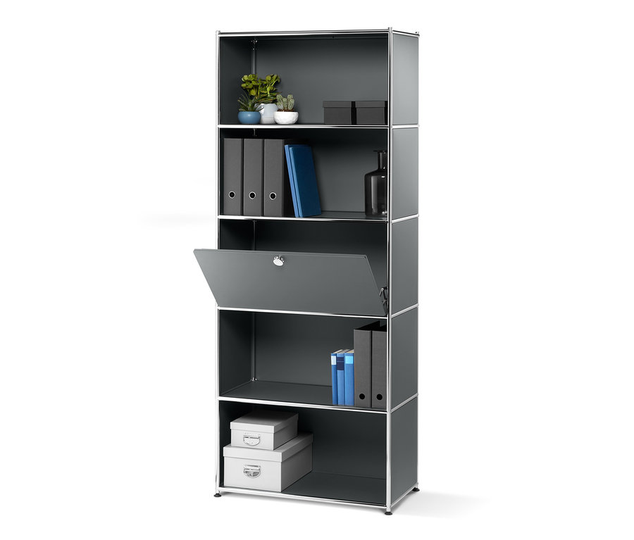 Ein hohes, graues Metallregal mit versetzbarem Klappfach, auf dem Pflanzen, Boxen und Ordner stehen.