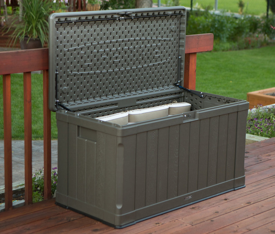Eine offene, braune Lifetime-Kissenbox mit ca. 440 l steht auf einem Holzdeck.