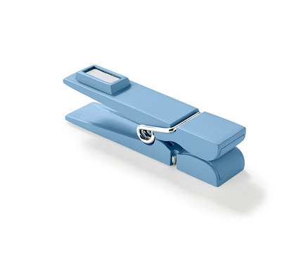 Ein einzelner blauer Kühlschrankmagnet.