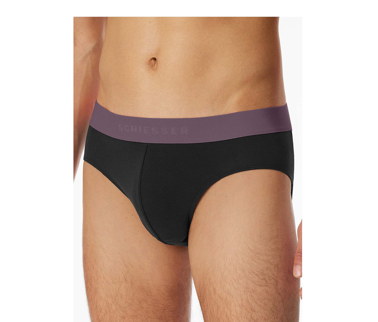 Mann trägt schwarze SCHIESSER Rio-Slips mit lila Bund, auf dem "SCHIESSER" steht.