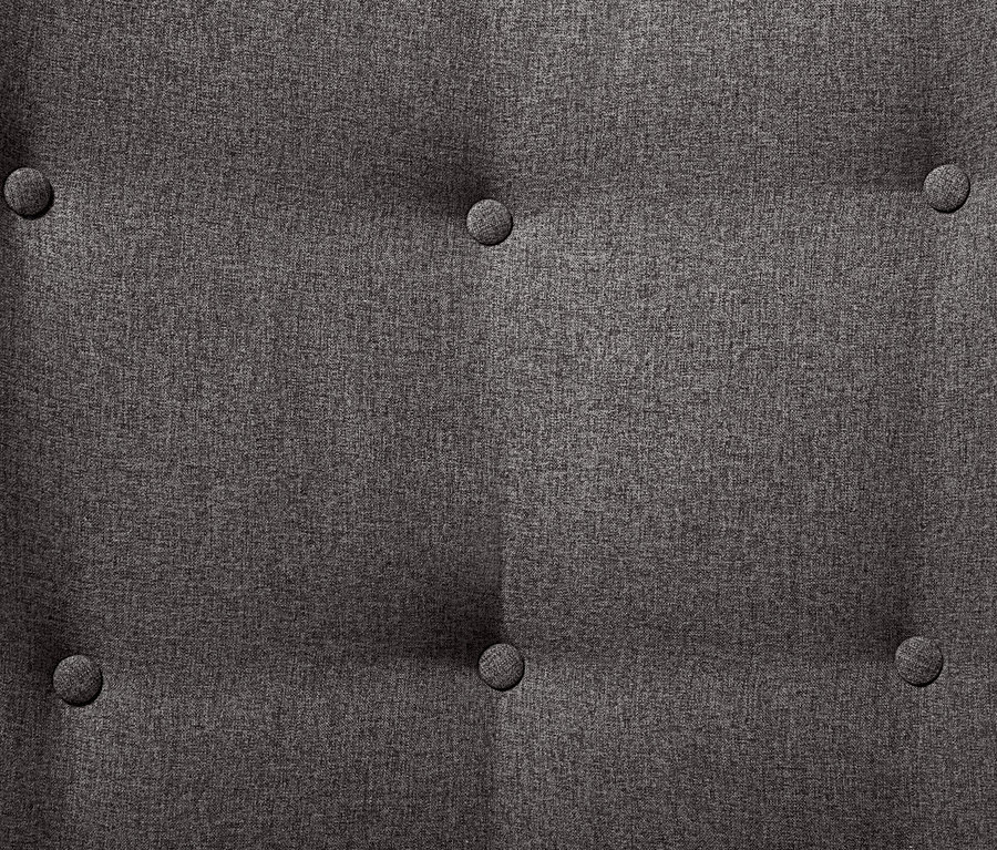 Detailansicht der Knopfleiste eines dunkelgrauen Einzelsessels mit Fußhocker.