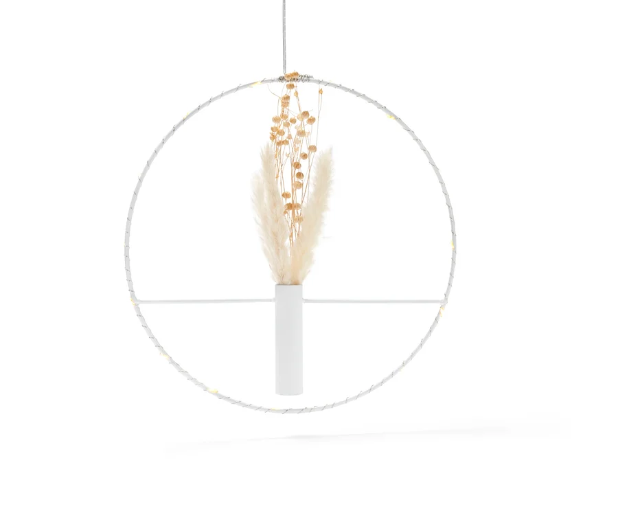Ein hängender LED-Ring mit Trockenblumen.
