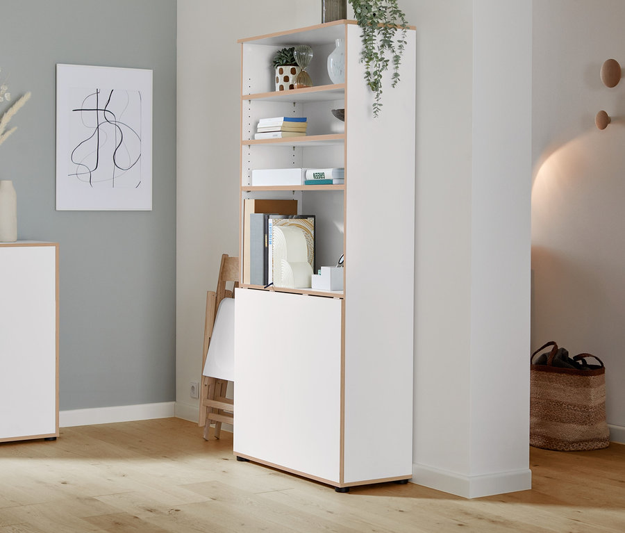 Ein weißes Regal mit Klapptisch steht in einem Zimmer.