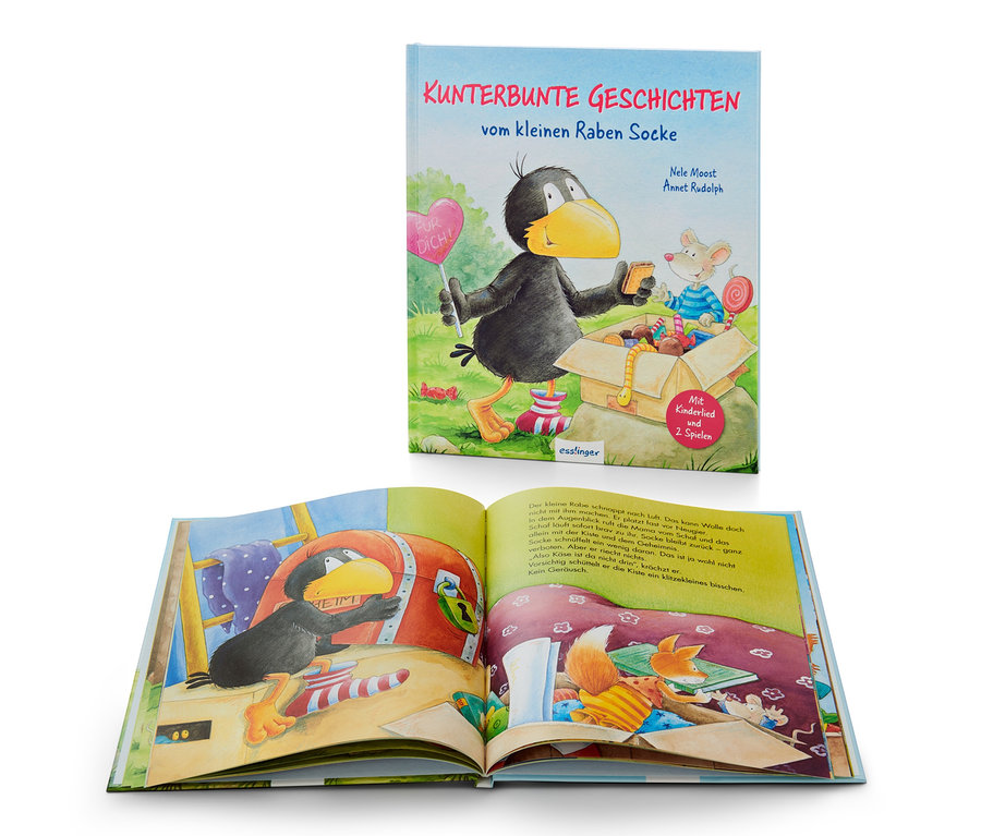 Ein geöffnetes Buch mit einer Illustration aus »Kunterbunte Geschichten vom kleinen Raben Socke«, dahinter ein geschlossenes Buch.