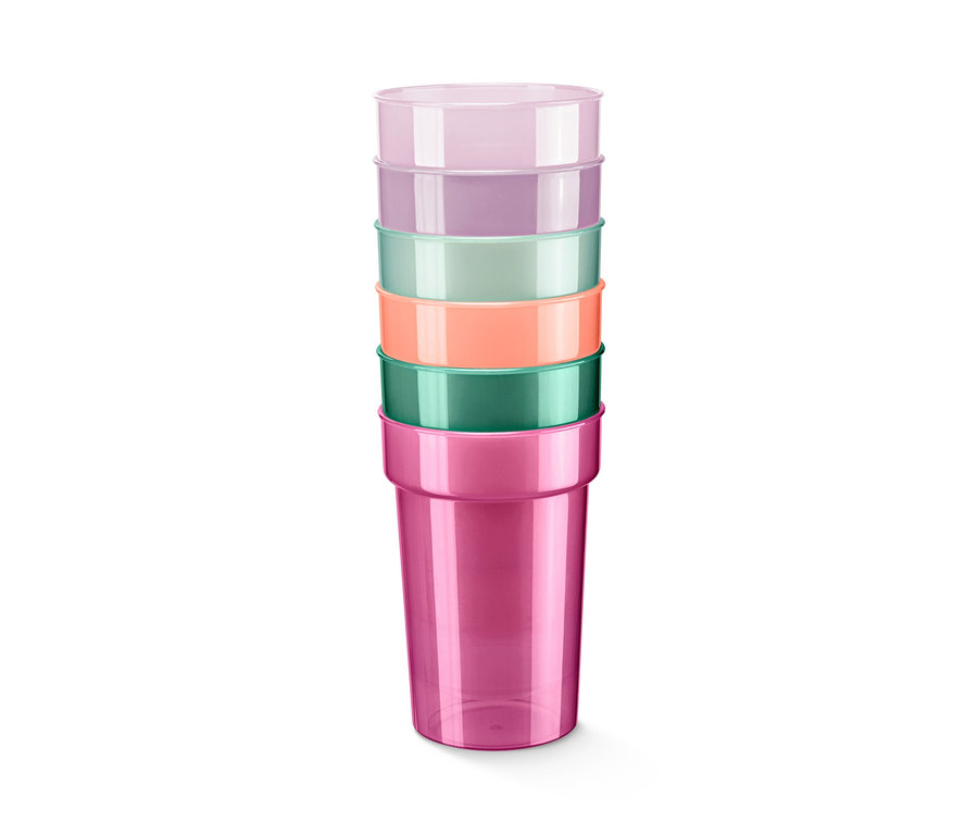 Ein Kinderbecher-Set ist gestapelt. Die Becher sind in den Farben Rosa, Lila, Grün und Orange.