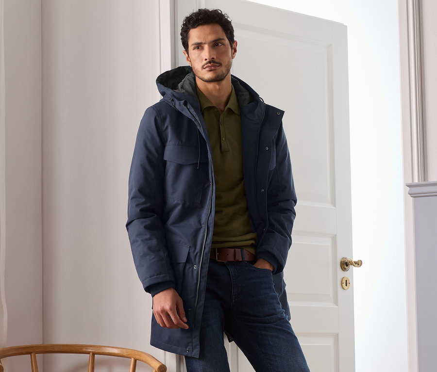 Mann trägt blaue Parka.