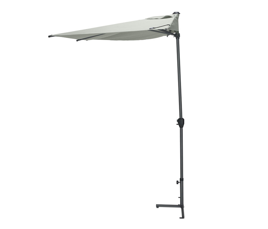 Ein grauer halber Sonnenschirm auf einer Metallstange.