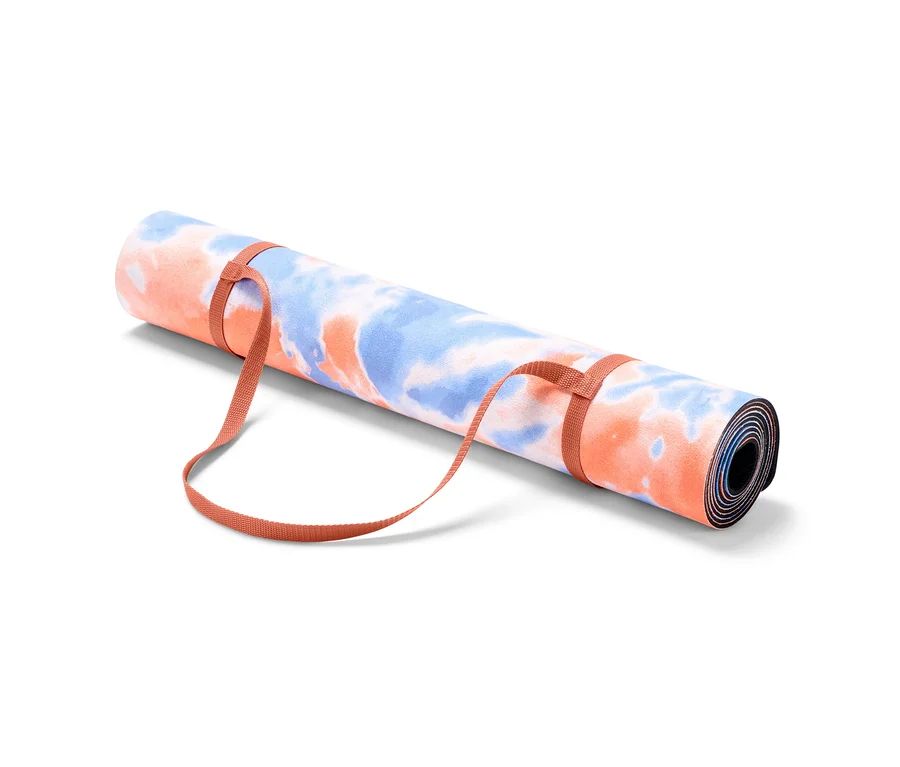 Eine zusammengerollte Hybrid-Yogamatte mit orangefarbenen Trägern.