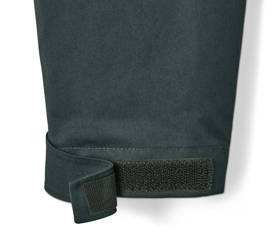 Detail eines Outdoor-Jackenärmels mit verstellbarem Klettverschluss.