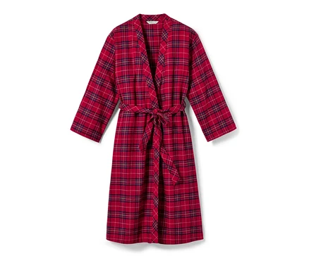 Ein roter Flanell-Morgenmantel mit Karomuster und Gürtel.