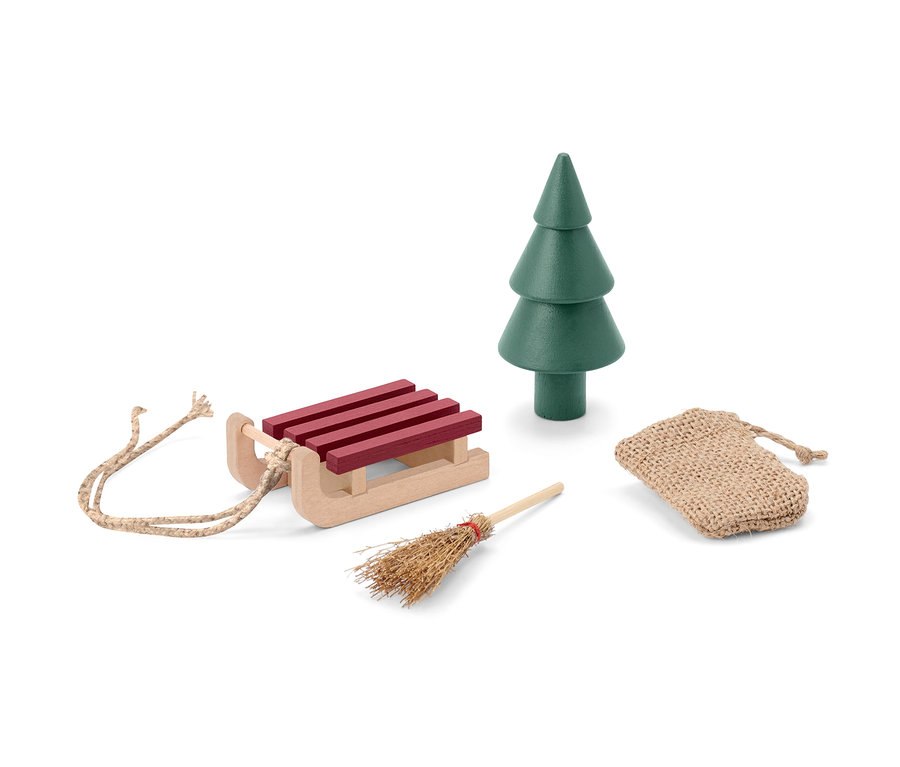 Schlitten, Baum, Besen und Sack, Wichteltür-Accessoires, liegen auf weißem Hintergrund.