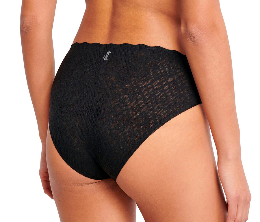 Frau von hinten in schwarzem sloggi ZERO Feel Bliss High leg Slip mit Wellenkante.