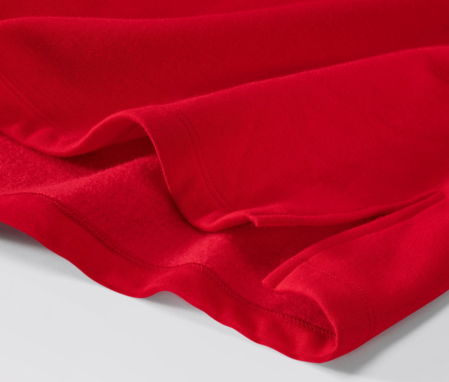 Detailansicht eines roten Hoodies.