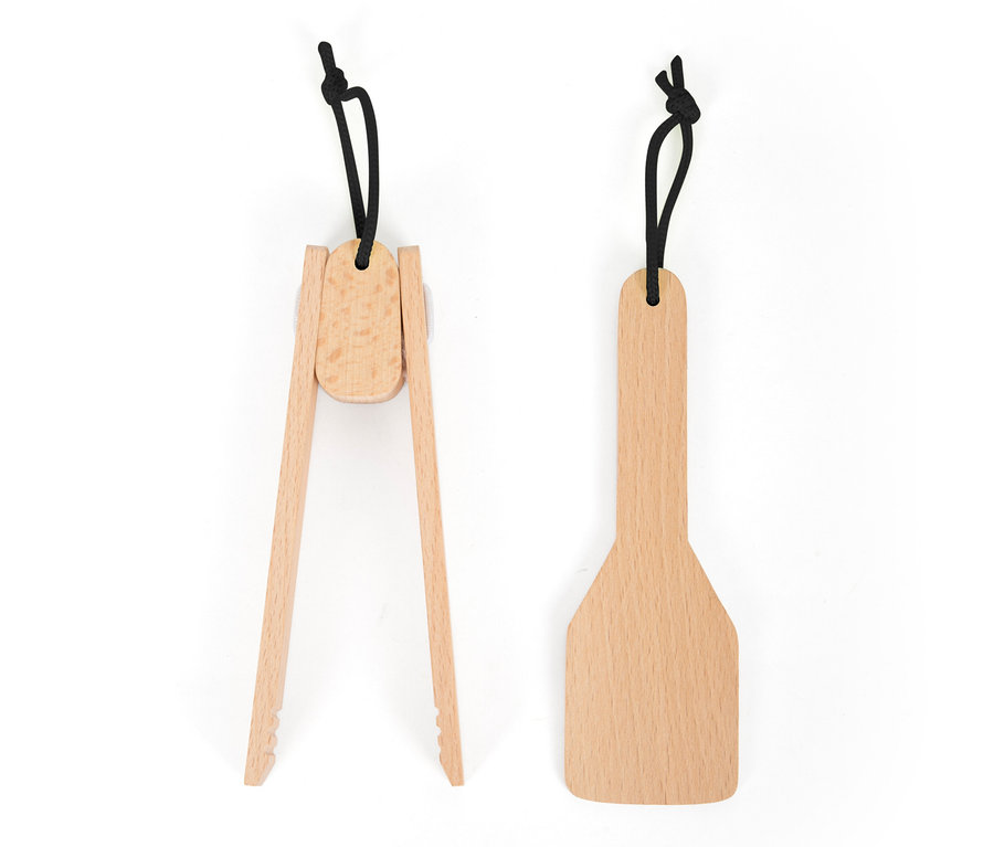 Holzzange und Pfannenwender mit schwarzen Schlaufen vor weißem Hintergrund. Zu sehen ist eine small foot Kinderküche »Industrial«.