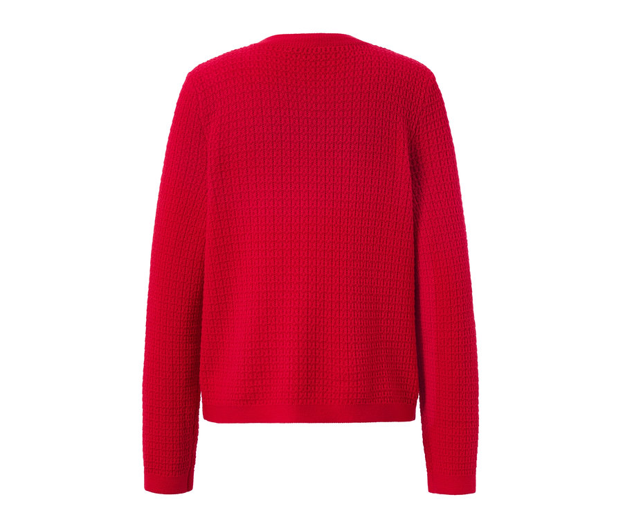 Detailansicht eines roten Cardigans aus Strukturstrick.