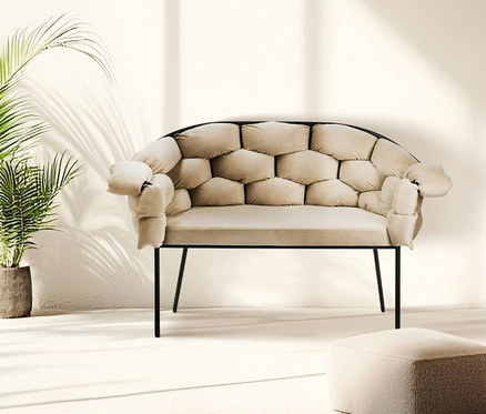 Ein cremefarbenes Eglo 2er-Sofa »Manambolosy« steht in einem hellen Raum neben Pflanzen.