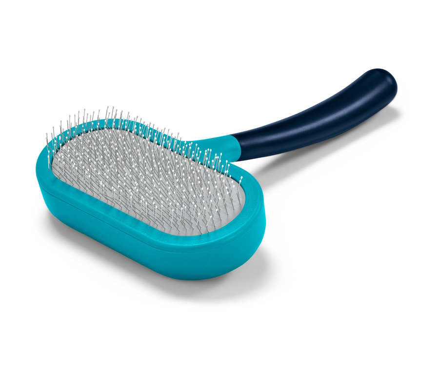 Eine Tier-Fellbürste mit blaugrünem Körper und dunkelblauem Griff liegt auf einem weißen Hintergrund.