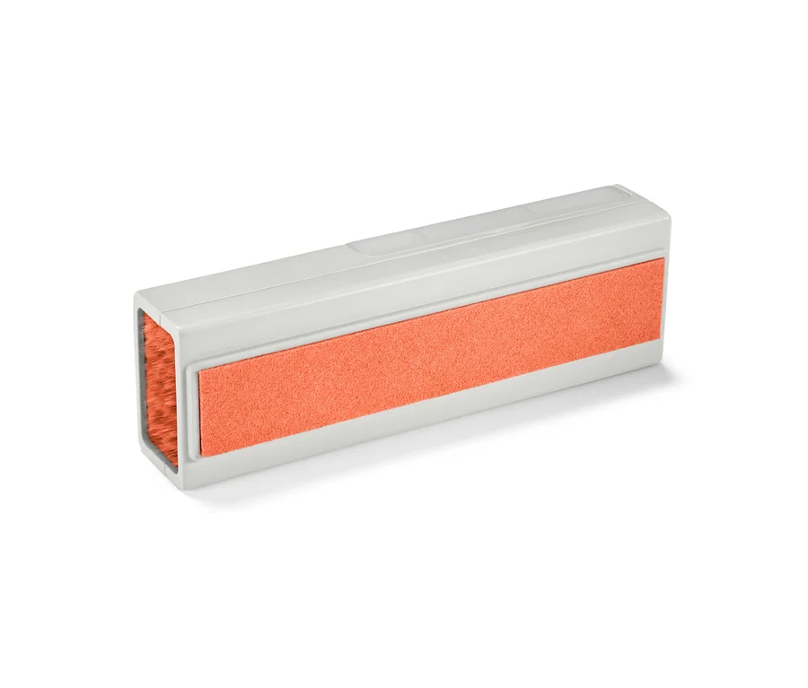 Detailansicht eines 4-in-1-Schreibtisch-Reinigungs-Sets mit Bürste und Reinigungspad.