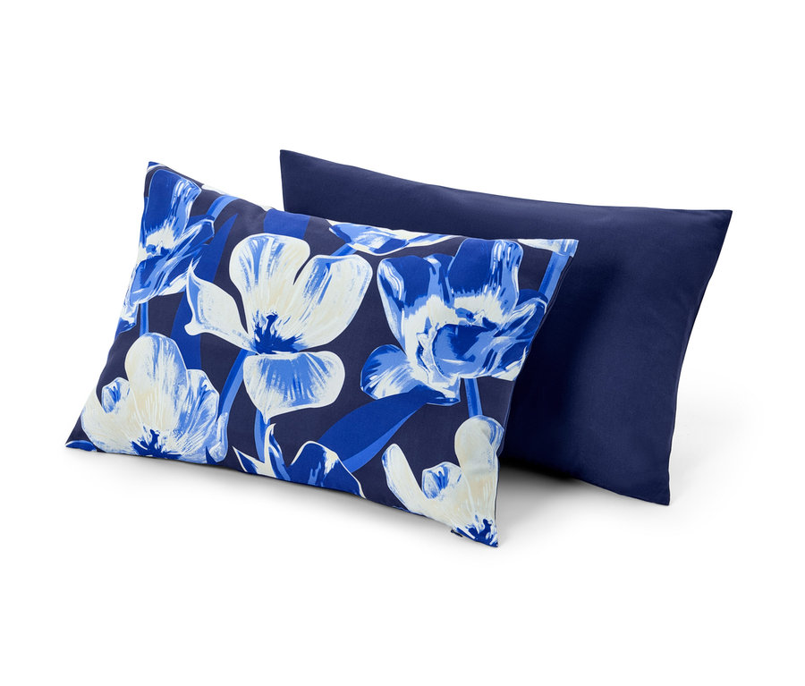 Zwei Dekokissen-Bezüge: Einer mit Blumenmuster, der andere marineblau.