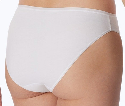 Detailaufnahme des Gesäßes einer Frau, die 2 weiße SCHIESSER Minislips mit Bio-Baumwolle trägt.