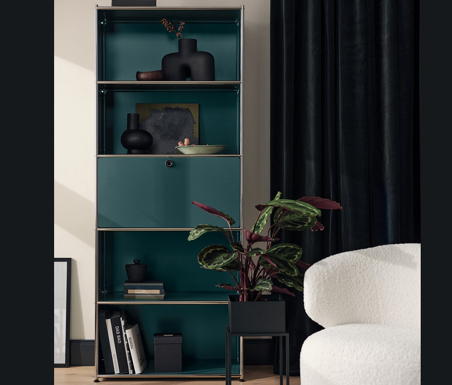 Hohes Regal »CN3« mit Klappenfach und Pflanzenbox in einem Wohnzimmer.