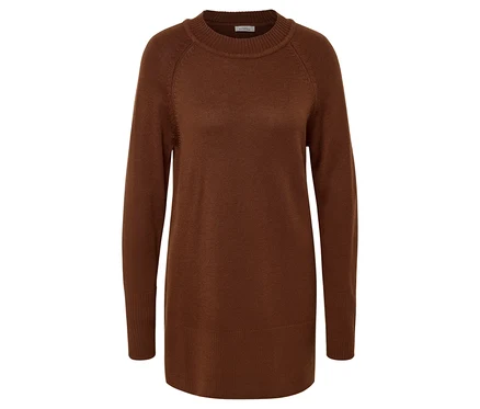 Ein braunes Strickkleid mit langen Ärmeln.