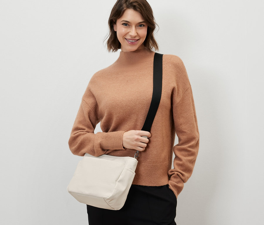 Frau mit Canvas-Umhängetasche.