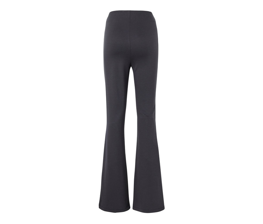 Eine ausgestellte Leggings auf weißem Hintergrund.