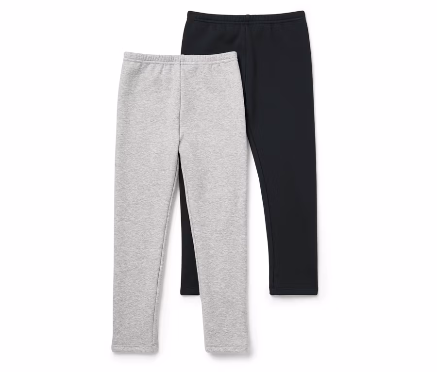 Zwei Leggings, eine graue und eine schwarze, liegen nebeneinander auf einem weißen Hintergrund.