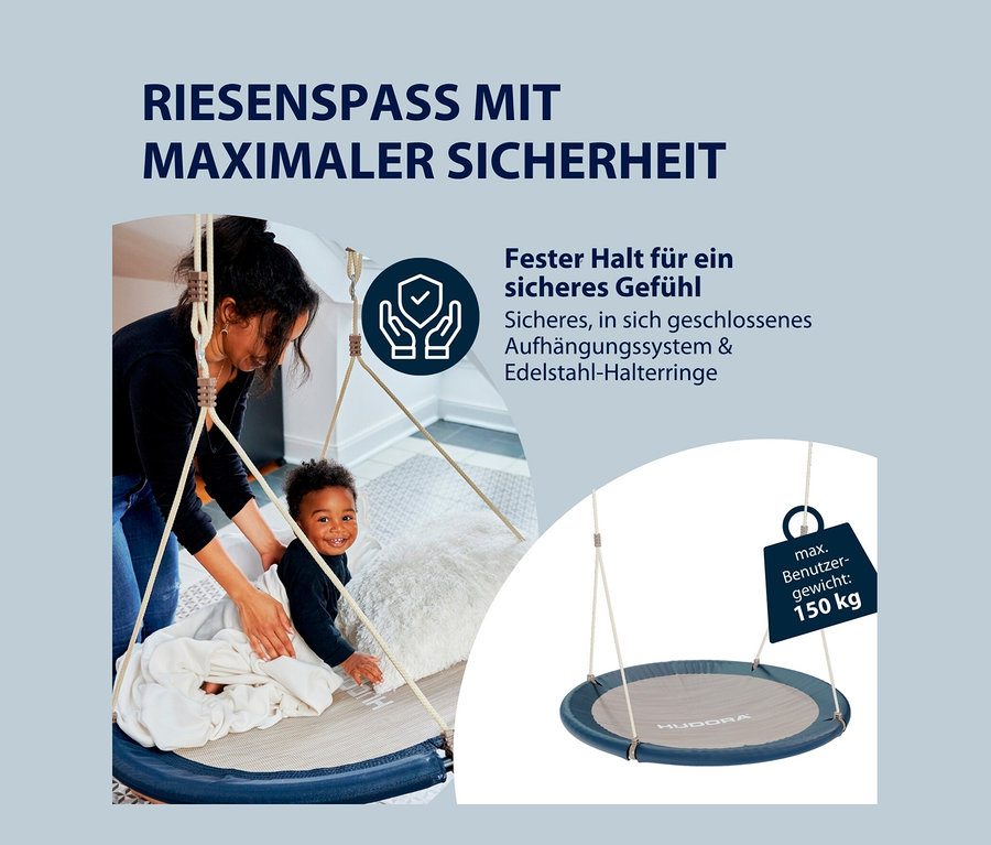 Eine Frau deckt ein Kind in einer HUDORA Nestschaukel »Lounge«, midnight, Ø 110 cm mit einer Decke zu.