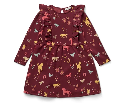 Ein burgunderrotes, langärmliges Kleid mit Rüschen und einem Aufdruck aus Pferden, Hufeisen und Sternen.