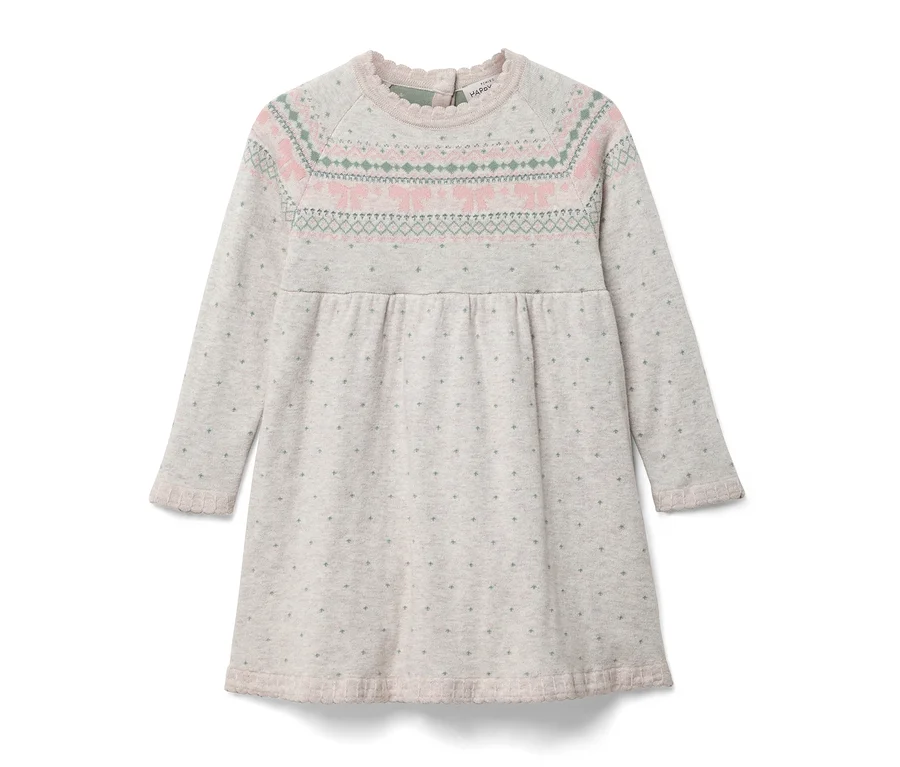 Graues, langärmeliges Kleid mit Muster auf der Brust.