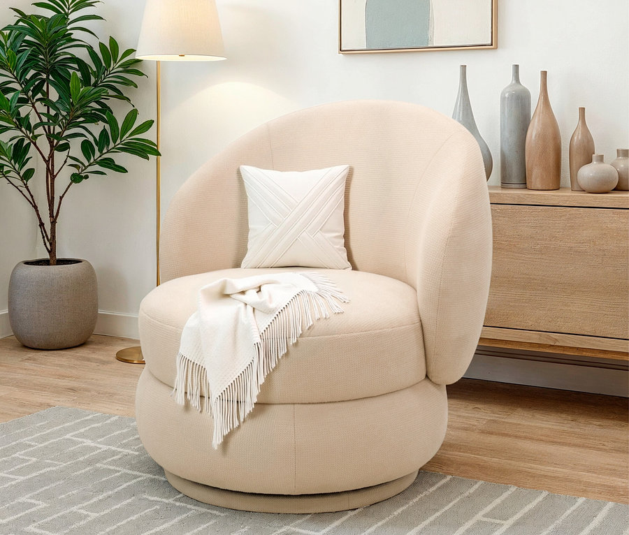 Cremefarbener DOMO Sessel mit Drehfunktion, Kissen und Überwurf im Wohnzimmer.