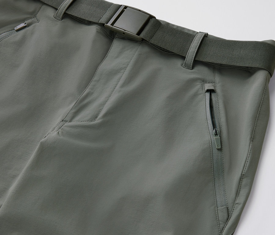 Detail einer Outdoorhose mit Reißverschlusstasche und Gürtel.