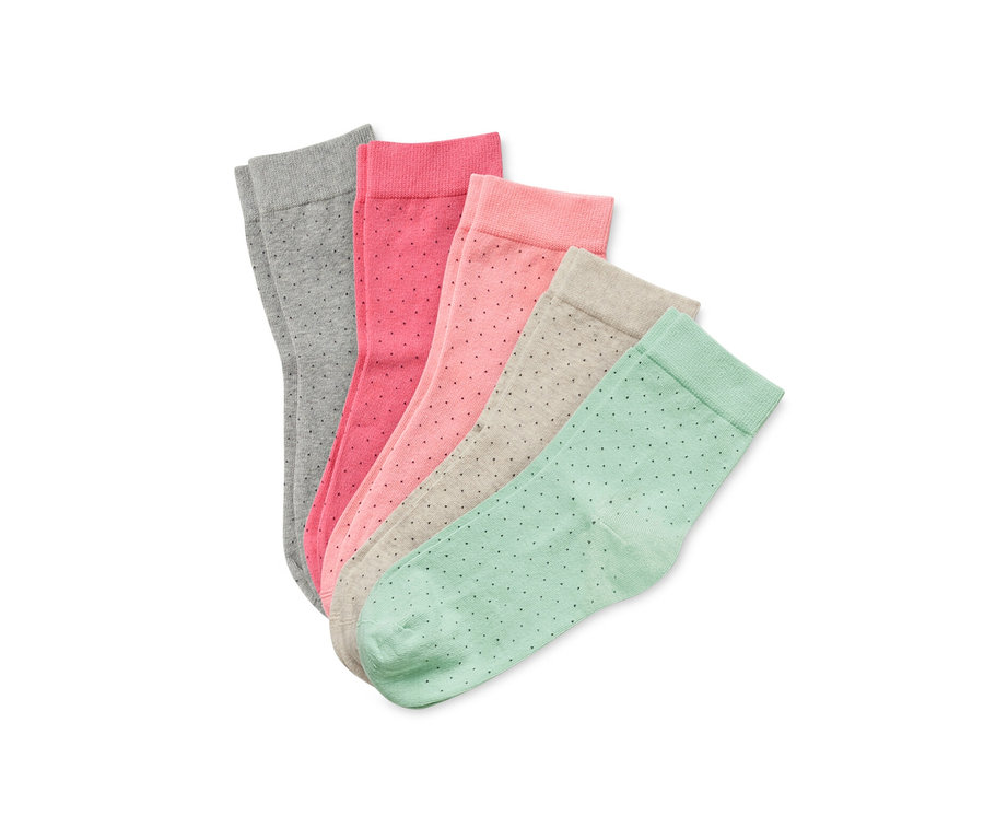 Fünf Paar Socken in verschiedenen Farben (Grau, Rosa, Beige und Mint) mit kleinen Punkten.