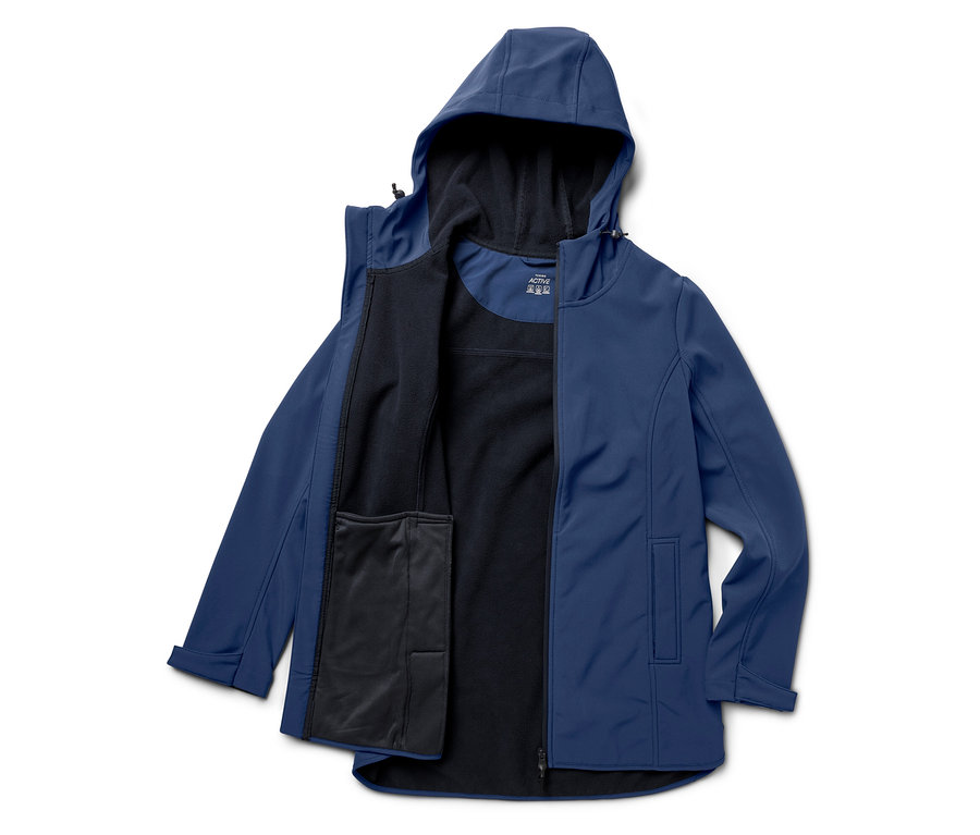 Eine offene, blaue Softshelljacke mit Kapuze und schwarzem Futter.