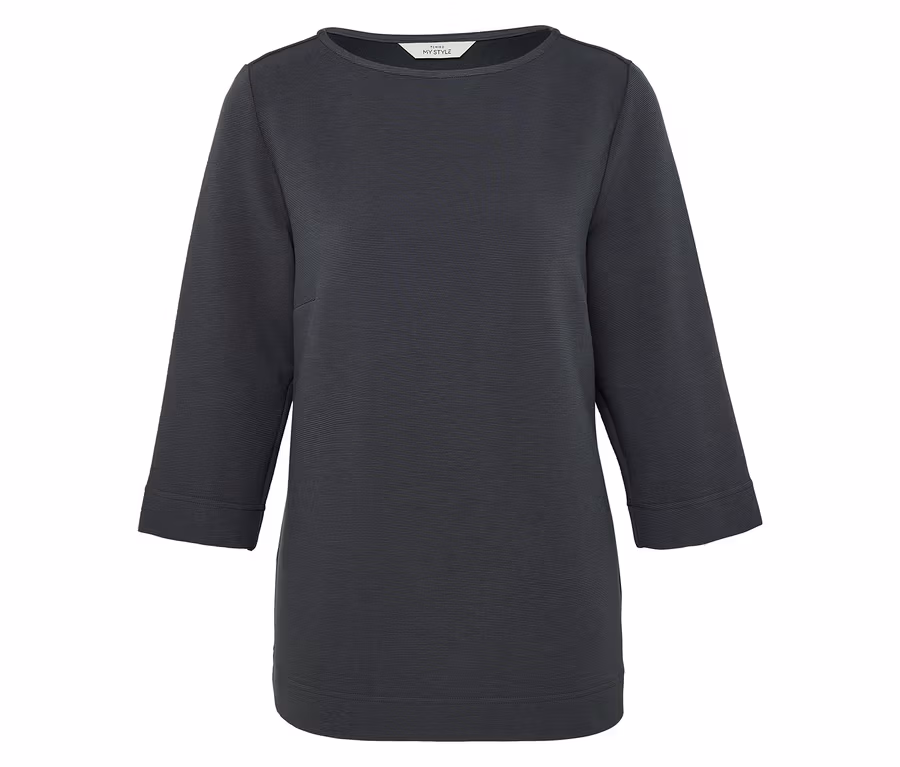 Graue Bluse mit Dreiviertelärmeln.