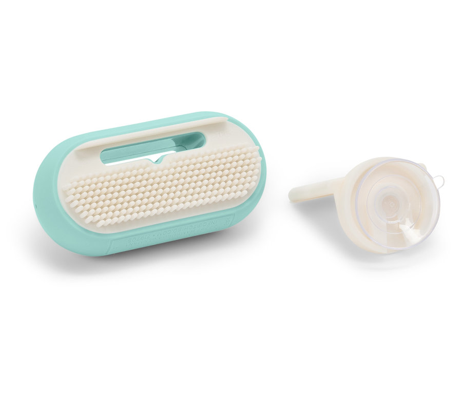 Türkisblaue Bürste mit weißen Borsten und ein weißer Trichter auf einem weißen Hintergrund.