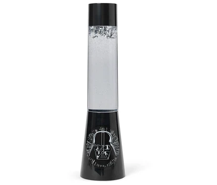 Eine schwarze Lavalampe mit Darth Vader Motiv auf dem Sockel.