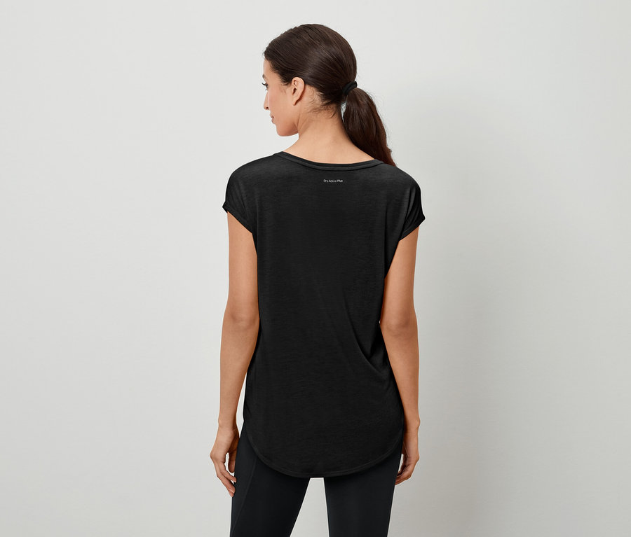 Rückansicht einer Frau mit Pferdeschwanz in schwarzem T-Shirt und Leggings.