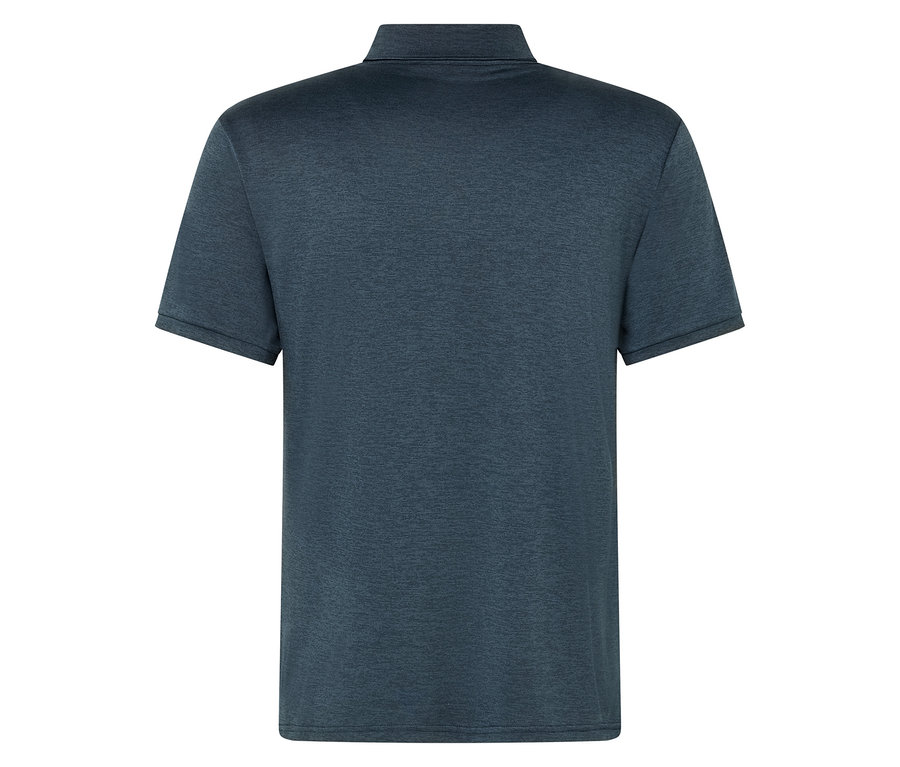 Nahaufnahme eines dunkelblauen Poloshirts.