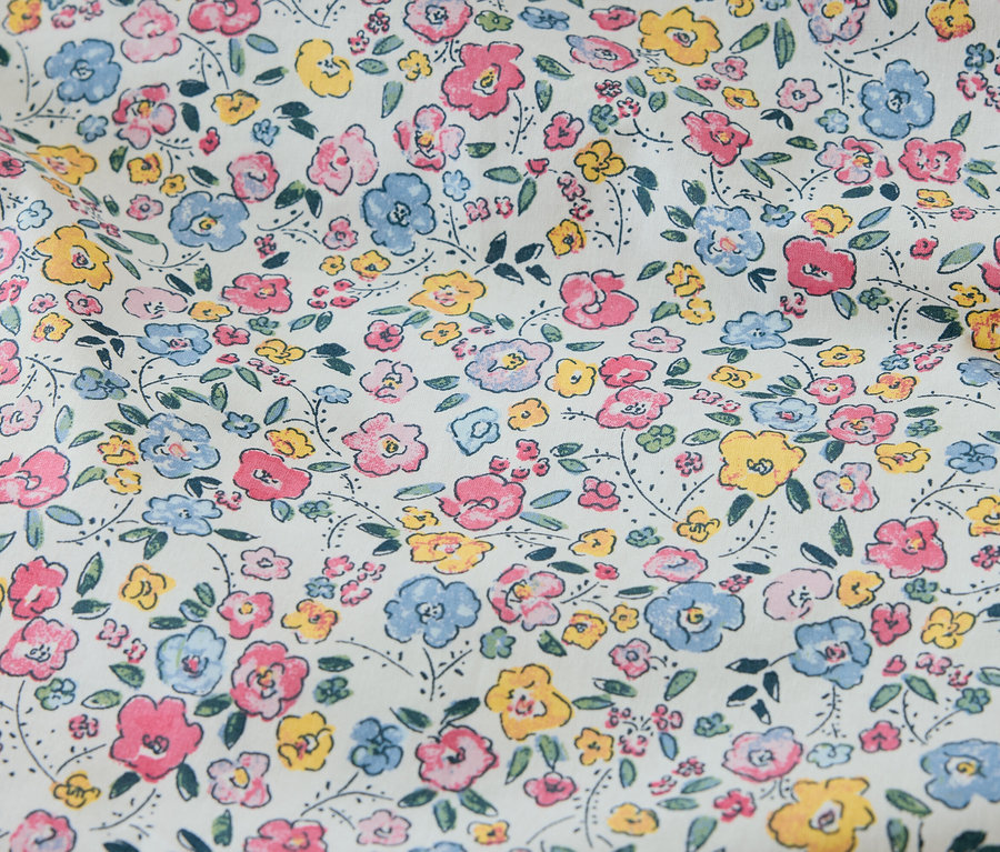 Nahaufnahme von Kinder Renforcé-Bettwäsche in Normalgröße mit Blumenmuster.