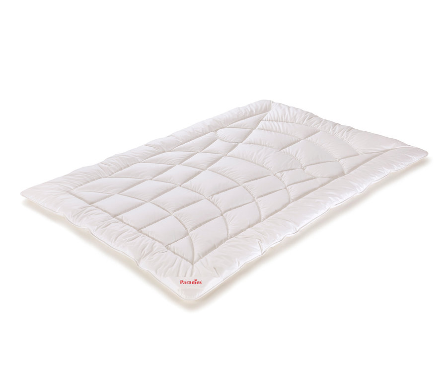 Eine weiße Paradies Sommerdecke »AlsterTraum« in Normalgröße liegt auf einem weißen Hintergrund.