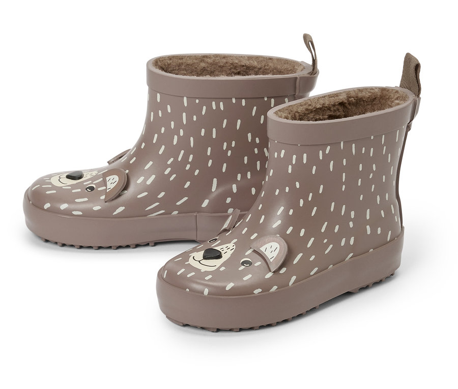 Zwei Kindergummistiefel mit Bärenmotiv und weißen Punkten.