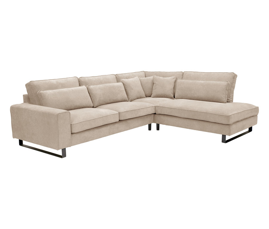 Beiges Ecksofa mit schwarzen Metallfüßen und mehreren Kissen.