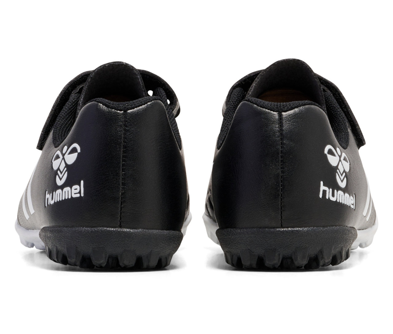 Rückansicht von zwei schwarzen hummel® Top Star Turf JR Fußballschuhen mit weißem Logo.