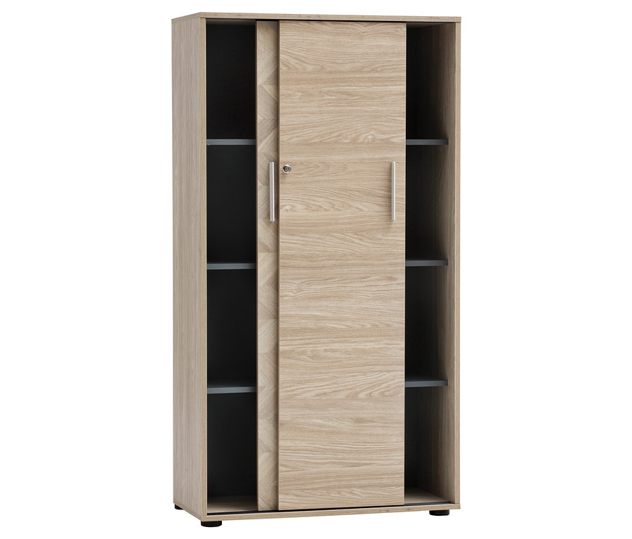 Schrank mit Schiebetüren, hellbrauner Holzoptik und schwarzen Regalböden.